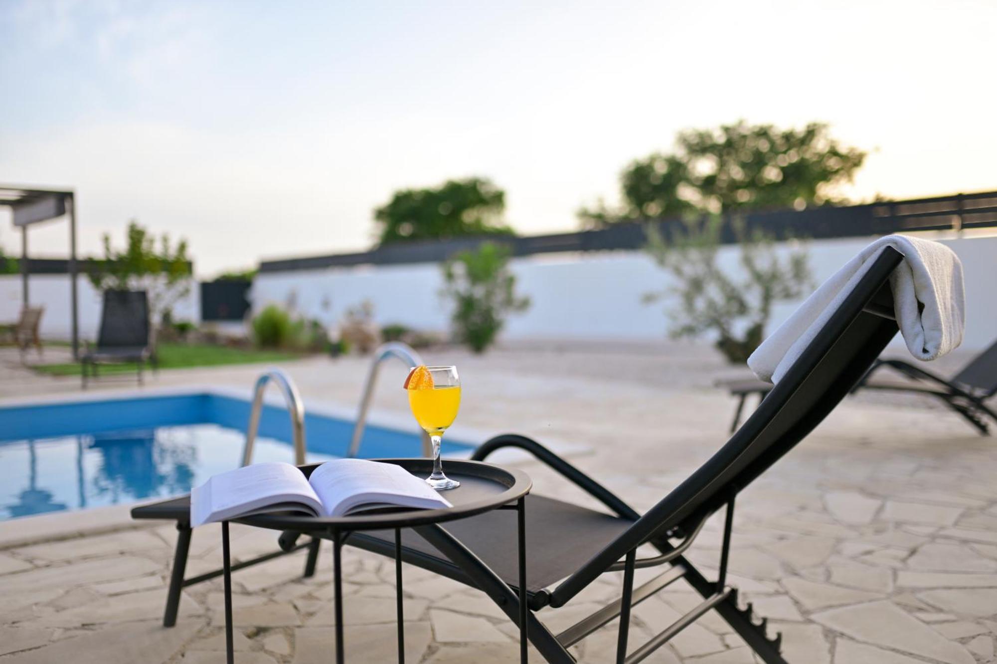 Apartment Amelie - With Pool And Sauna! Galovac  Esterno foto