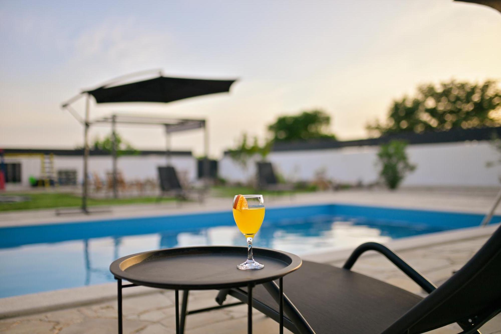 Apartment Amelie - With Pool And Sauna! Galovac  Esterno foto
